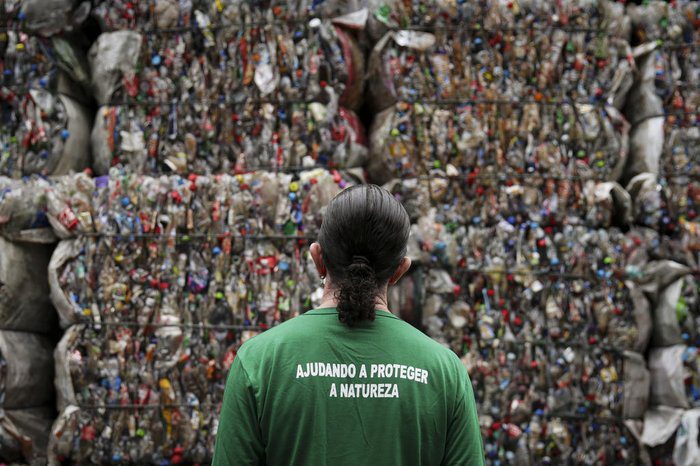 Mulher observa resíduos de coleta seletiva empilhados. Brasil recicla apenas 4% dos resíduos, em Sorocaba faz apenas metade da média nacional, enquanto investe 4895% a mais em contrato para coletar e enterrar lixo no aterro